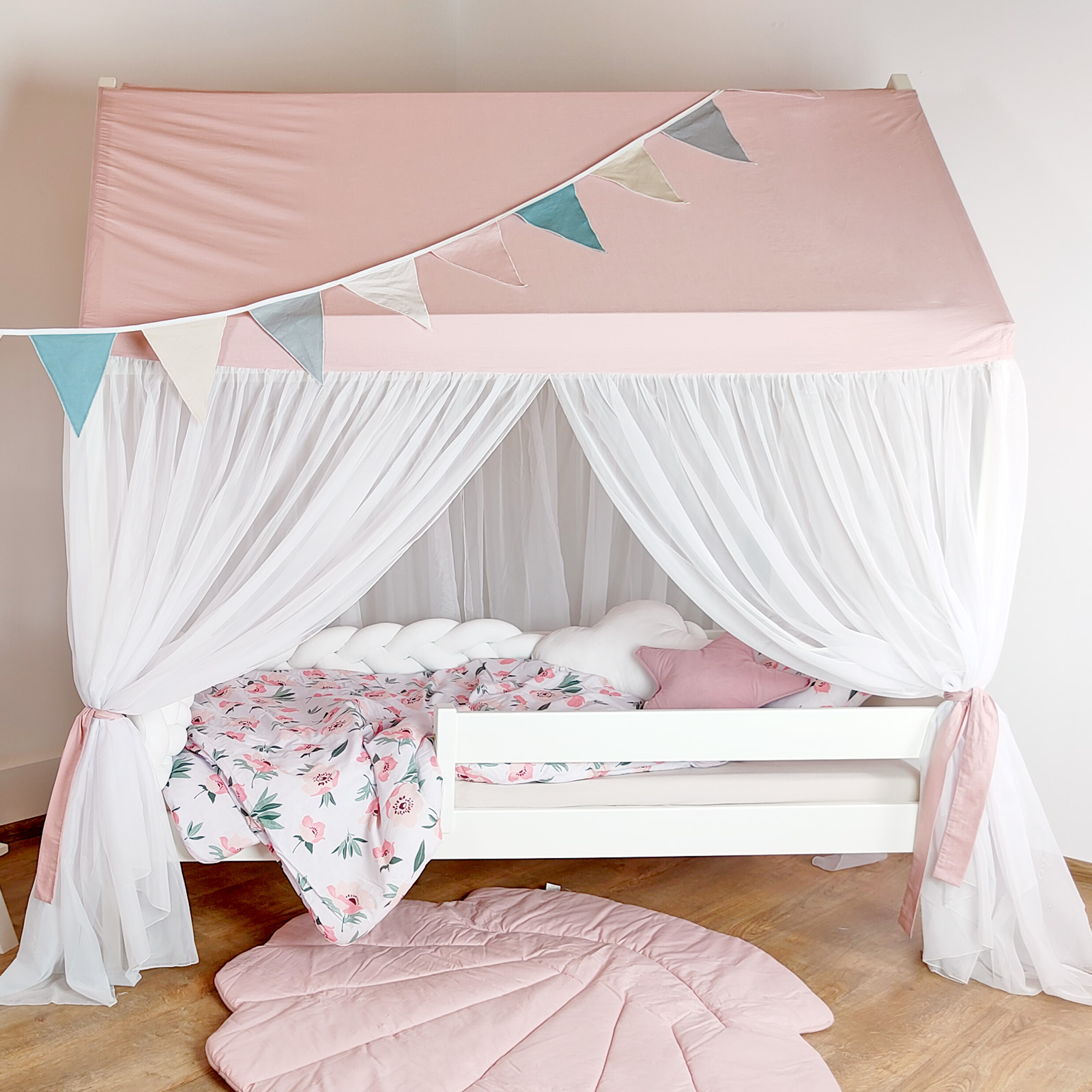 Pokrowiec z woalem na łóżko domek