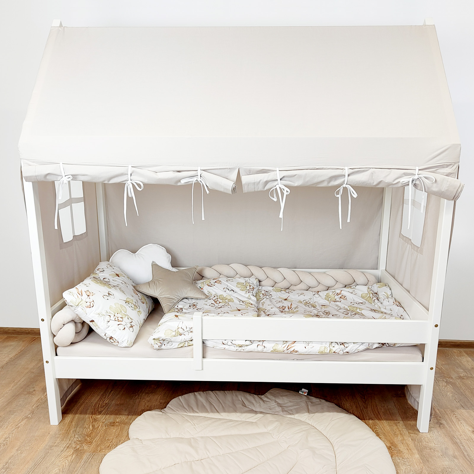 Pokrowiec z okienkami na łóżko domek